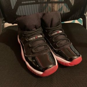 Jordan 11 Retro Breds (Boys 6.5 - (women 8/8.5)